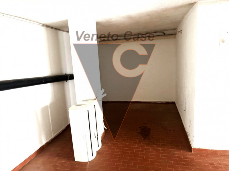 Proponiamo in centro a Brusegana, in posizione strategica, garage di 23 mq con annesso comodo rip...