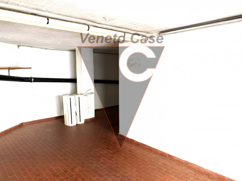 Proponiamo in centro a Brusegana, in posizione strategica, garage di 23 mq con annesso comodo rip...