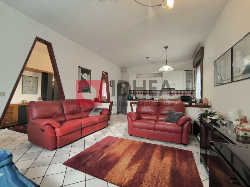 PREGANZIOL: FRESCADA

Inserito in piacevole contesto residenziale, nel cuore di Frescada, proponi...