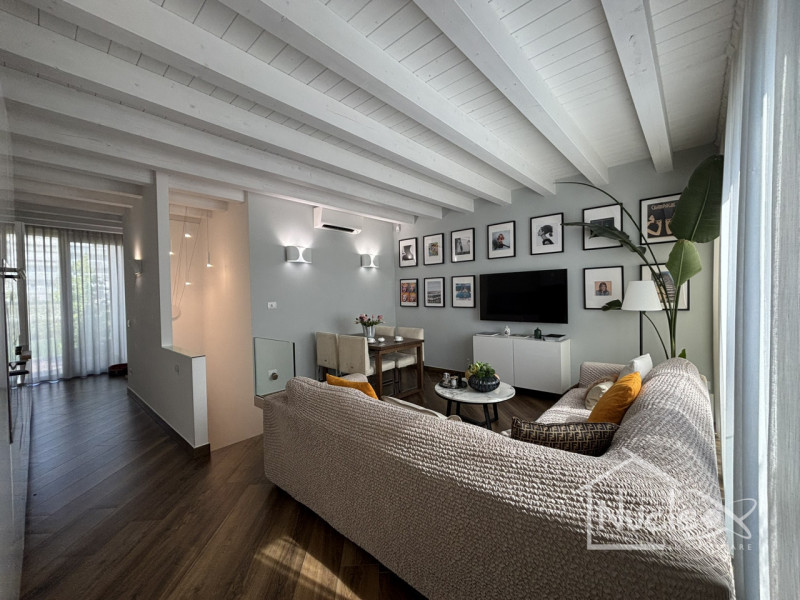 Proponiamo in vendita in località Sottomarina, splendida ed esclusiva villa unifamiliare sviluppa...