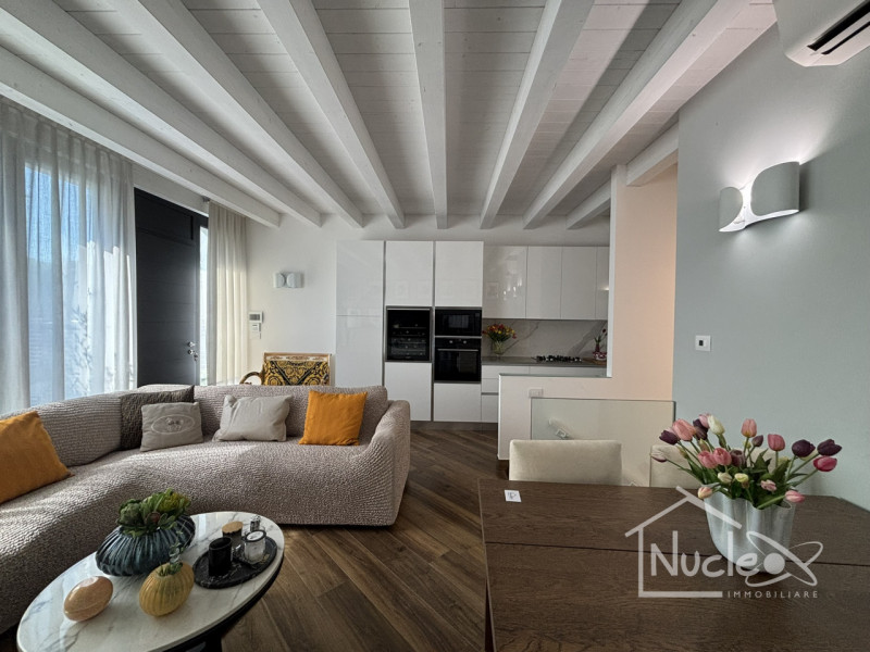 Proponiamo in vendita in località Sottomarina, splendida ed esclusiva villa unifamiliare sviluppa...