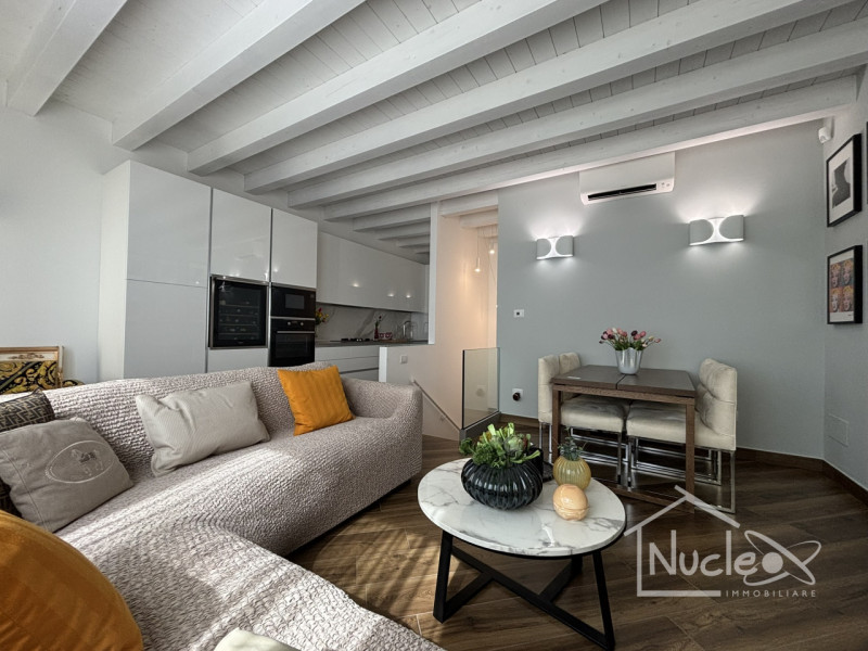 Proponiamo in vendita in località Sottomarina, splendida ed esclusiva villa unifamiliare sviluppa...