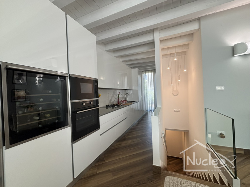 Proponiamo in vendita in località Sottomarina, splendida ed esclusiva villa unifamiliare sviluppa...