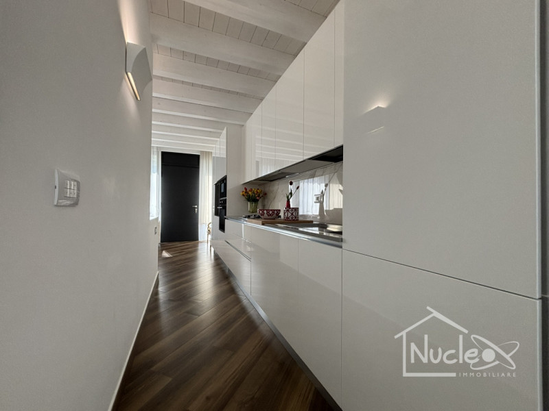 Proponiamo in vendita in località Sottomarina, splendida ed esclusiva villa unifamiliare sviluppa...