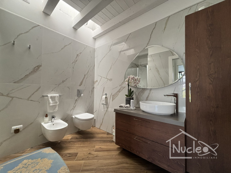 Proponiamo in vendita in località Sottomarina, splendida ed esclusiva villa unifamiliare sviluppa...