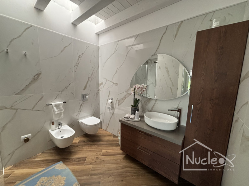 Proponiamo in vendita in località Sottomarina, splendida ed esclusiva villa unifamiliare sviluppa...