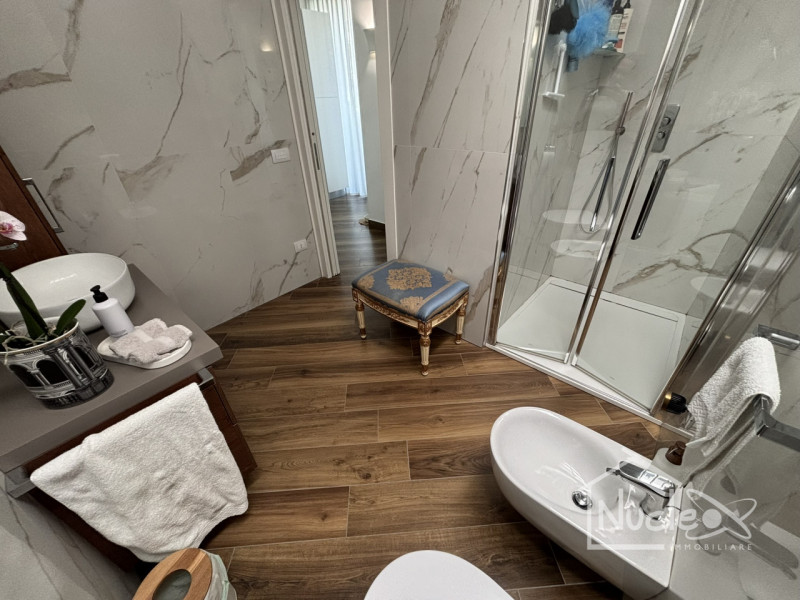 Proponiamo in vendita in località Sottomarina, splendida ed esclusiva villa unifamiliare sviluppa...