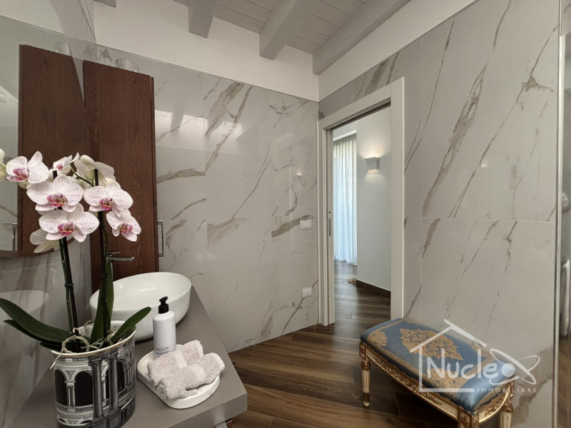 Proponiamo in vendita in località Sottomarina, splendida ed esclusiva villa unifamiliare sviluppa...