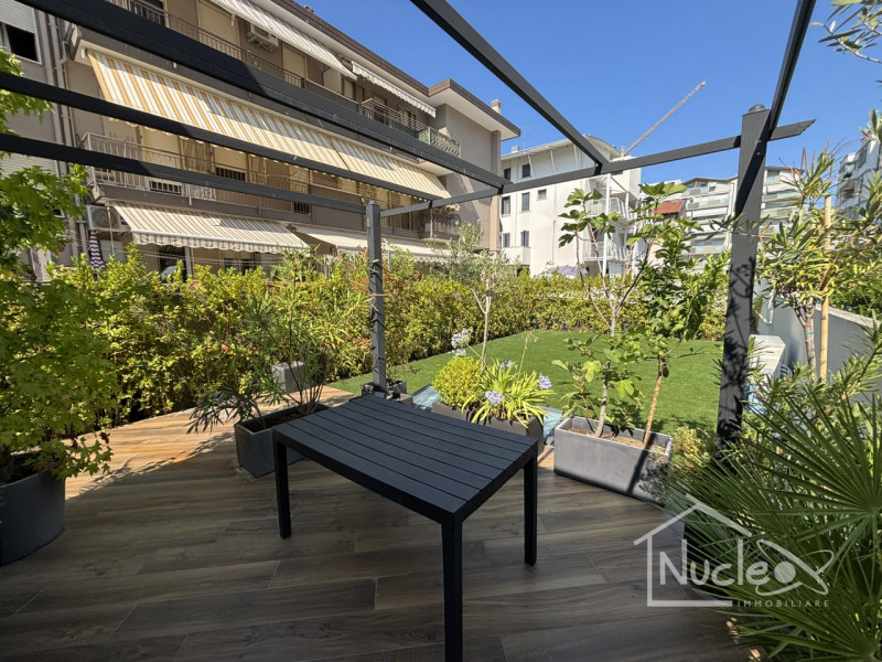 Proponiamo in vendita in località Sottomarina, splendida ed esclusiva villa unifamiliare sviluppa...