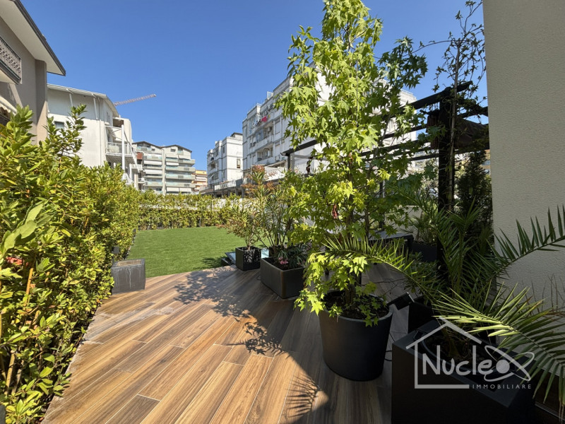 Proponiamo in vendita in località Sottomarina, splendida ed esclusiva villa unifamiliare sviluppa...