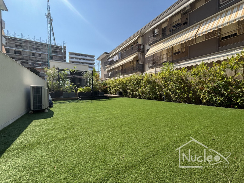 Proponiamo in vendita in località Sottomarina, splendida ed esclusiva villa unifamiliare sviluppa...