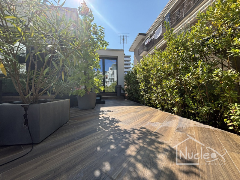 Proponiamo in vendita in località Sottomarina, splendida ed esclusiva villa unifamiliare sviluppa...