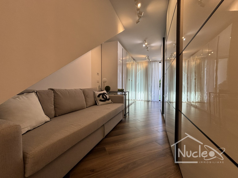 Proponiamo in vendita in località Sottomarina, splendida ed esclusiva villa unifamiliare sviluppa...