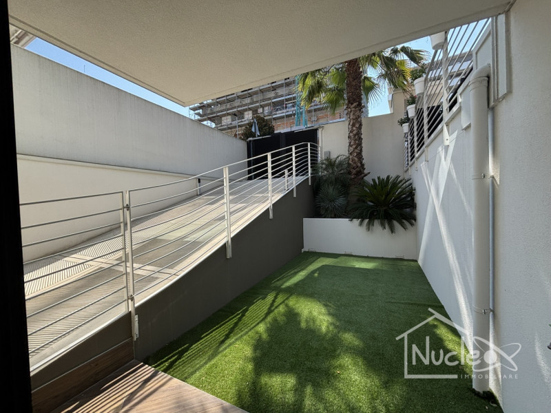 Proponiamo in vendita in località Sottomarina, splendida ed esclusiva villa unifamiliare sviluppa...