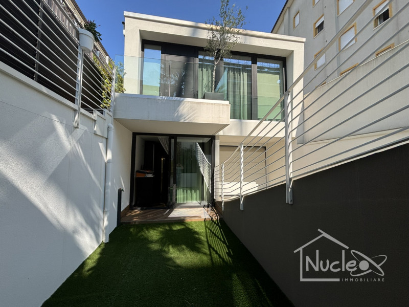 Proponiamo in vendita in località Sottomarina, splendida ed esclusiva villa unifamiliare sviluppa...