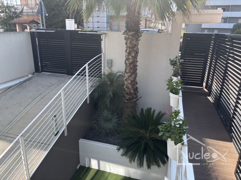 Proponiamo in vendita in località Sottomarina, splendida ed esclusiva villa unifamiliare sviluppa...