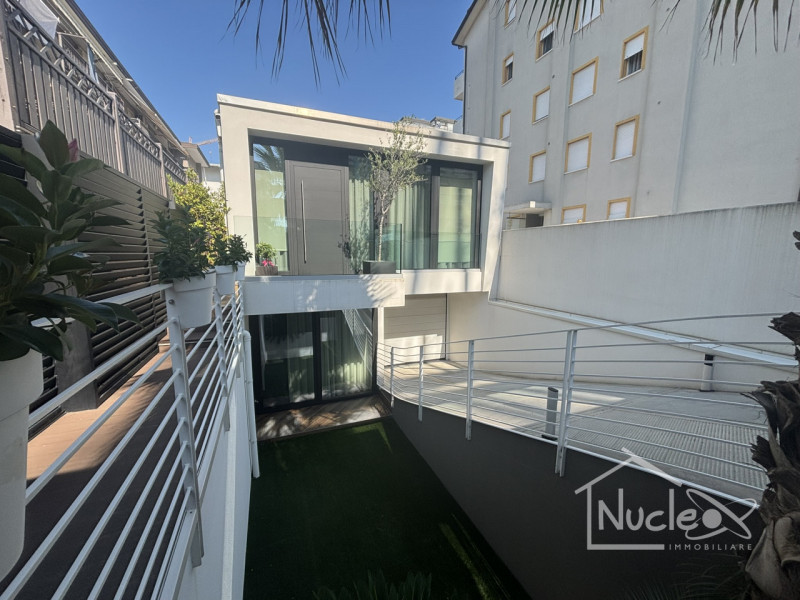 Proponiamo in vendita in località Sottomarina, splendida ed esclusiva villa unifamiliare sviluppa...