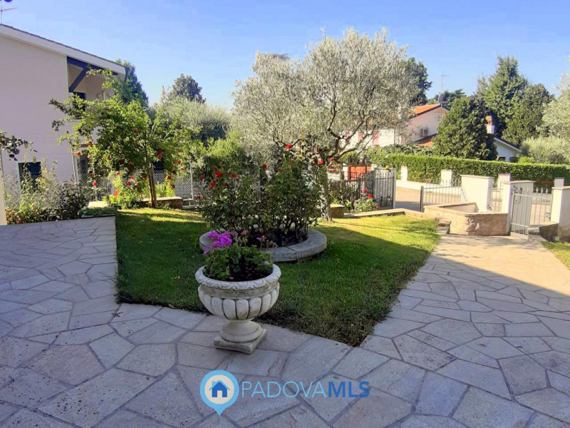 Immobile in esclusiva al Gruppo Padova MLS

Nel suggestivo Comune di Baone proponiamo in vendita ...