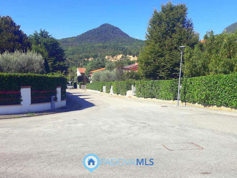 Immobile in esclusiva al Gruppo Padova MLS

Nel suggestivo Comune di Baone proponiamo in vendita ...