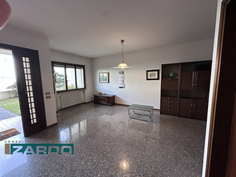 Rif. C-231 (per info 3409172184  | Nicolò )

Proponiamo in vendita una spaziosa porzione di bifam...