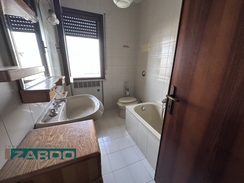 Rif. C-231 (per info 3409172184  | Nicolò )

Proponiamo in vendita una spaziosa porzione di bifam...