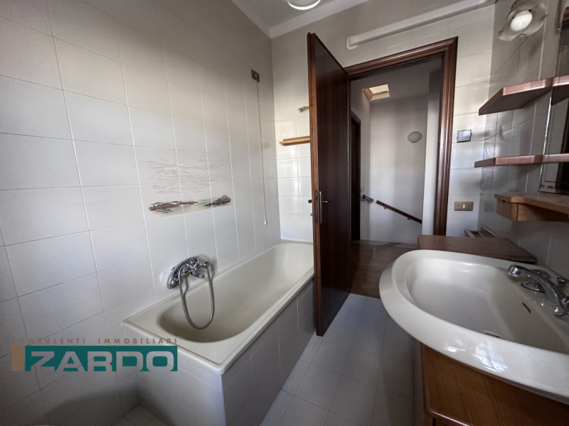 Rif. C-231 (per info 3409172184  | Nicolò )

Proponiamo in vendita una spaziosa porzione di bifam...