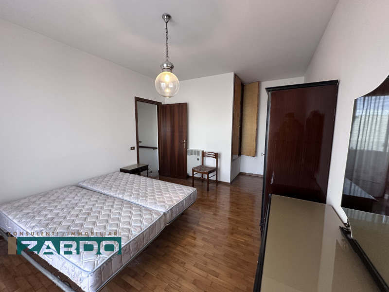 Rif. C-231 (per info 3409172184  | Nicolò )

Proponiamo in vendita una spaziosa porzione di bifam...