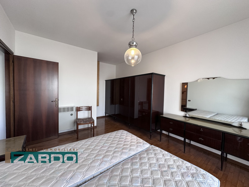 Rif. C-231 (per info 3409172184  | Nicolò )

Proponiamo in vendita una spaziosa porzione di bifam...