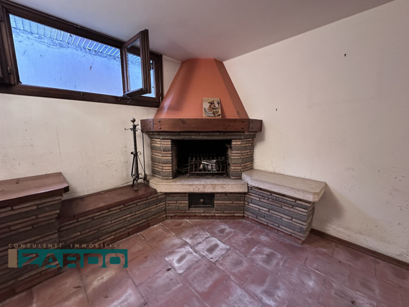 Rif. C-231 (per info 3409172184  | Nicolò )

Proponiamo in vendita una spaziosa porzione di bifam...