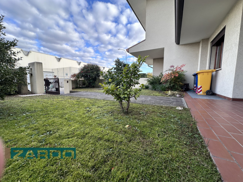 Rif. C-231 (per info 3409172184  | Nicolò )

Proponiamo in vendita una spaziosa porzione di bifam...