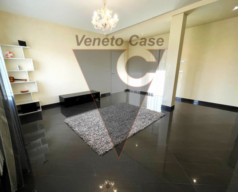 A Saonara proponiamo in affitto porzione di bifamiliare al primo piano, recentemente ristrutturat...