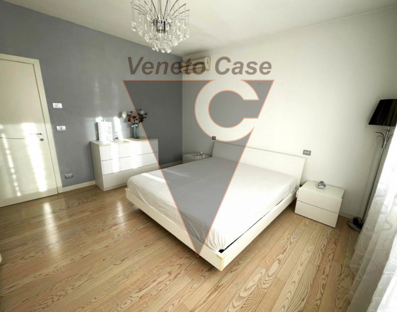 A Saonara proponiamo in affitto porzione di bifamiliare al primo piano, recentemente ristrutturat...