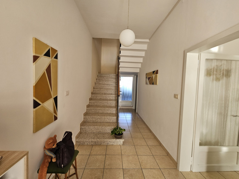 Scopri questa splendida mezza bifamiliare in vendita, situata nel cuore di Casale di Scodosia con...