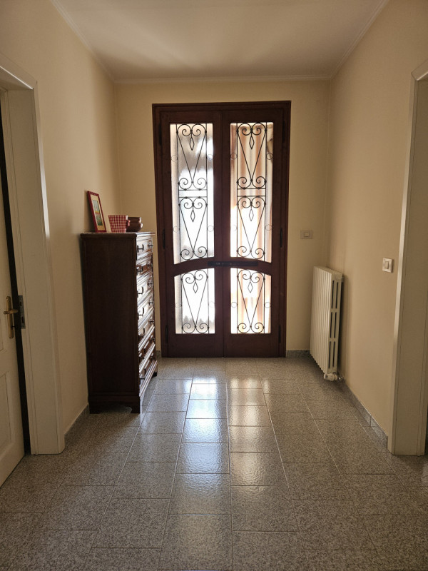 Scopri questa splendida mezza bifamiliare in vendita, situata nel cuore di Casale di Scodosia con...