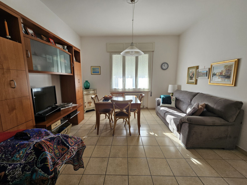 Scopri questa splendida mezza bifamiliare in vendita, situata nel cuore di Casale di Scodosia con...