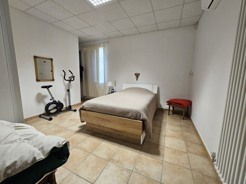 Scopri questa splendida mezza bifamiliare in vendita, situata nel cuore di Casale di Scodosia con...