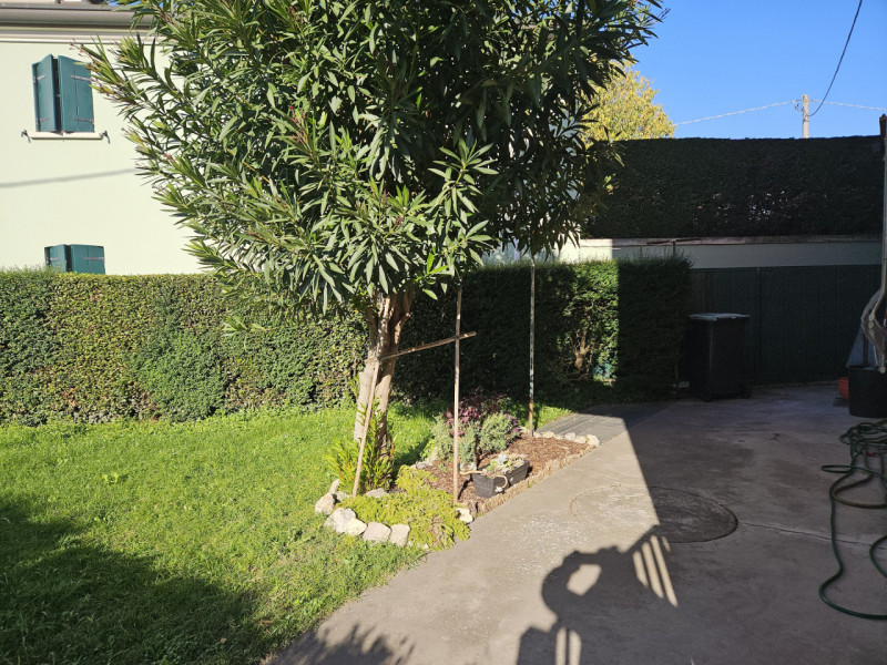 Scopri questa splendida mezza bifamiliare in vendita, situata nel cuore di Casale di Scodosia con...