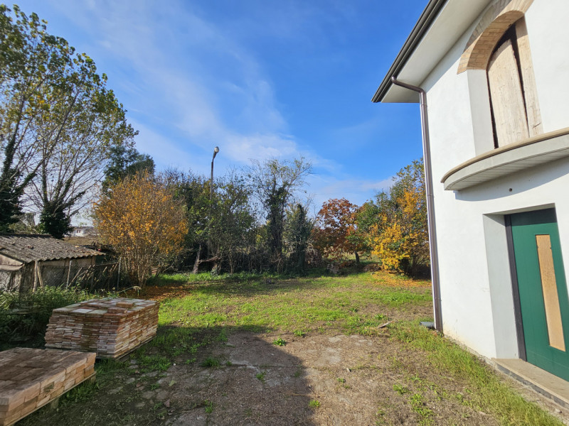In una zona residenziale tranquilla, a pochi minuti dal centro di Ospedaletto Euganeo, proponiamo...