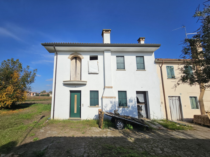 In una zona residenziale tranquilla, a pochi minuti dal centro di Ospedaletto Euganeo, proponiamo...