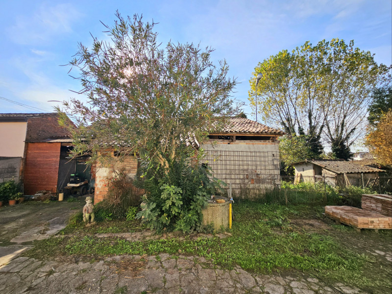 In una zona residenziale tranquilla, a pochi minuti dal centro di Ospedaletto Euganeo, proponiamo...