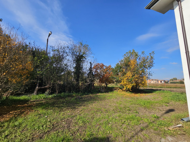 In una zona residenziale tranquilla, a pochi minuti dal centro di Ospedaletto Euganeo, proponiamo...