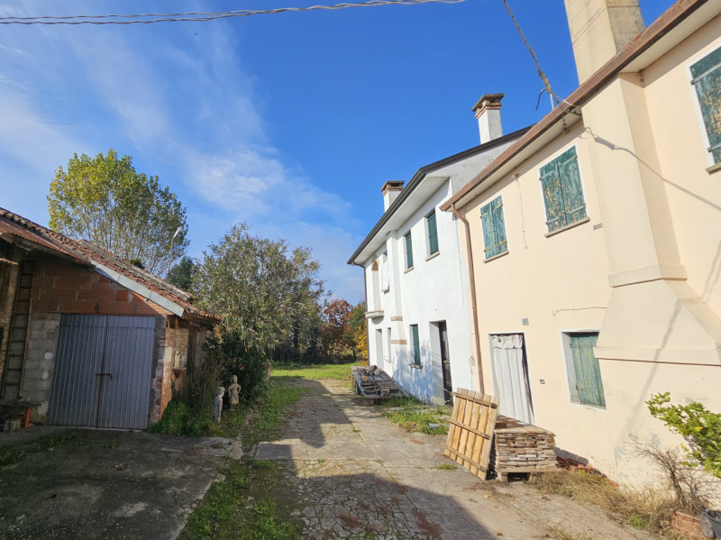 In una zona residenziale tranquilla, a pochi minuti dal centro di Ospedaletto Euganeo, proponiamo...
