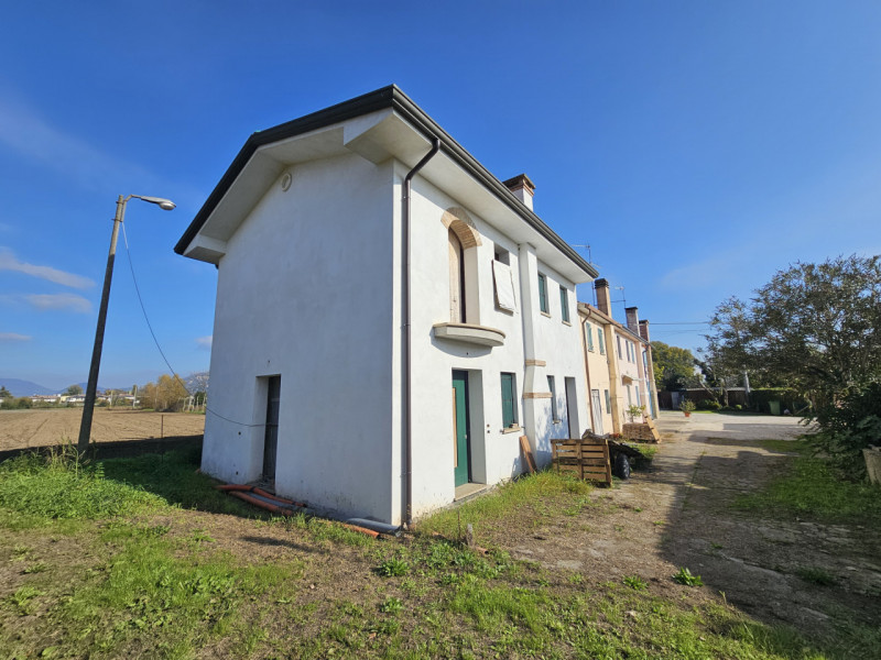 In una zona residenziale tranquilla, a pochi minuti dal centro di Ospedaletto Euganeo, proponiamo...