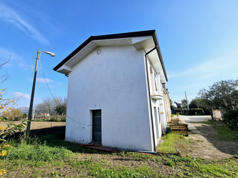 In una zona residenziale tranquilla, a pochi minuti dal centro di Ospedaletto Euganeo, proponiamo...