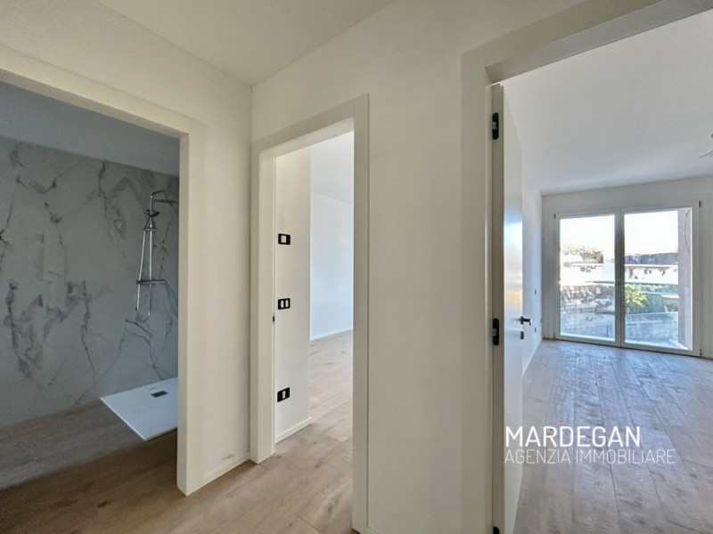 Scopri questo appartamento piano primo di nuova costruzione situato in un piccolo contesto reside...