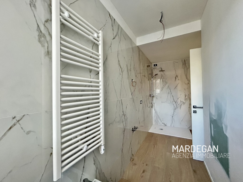 Scopri questo appartamento piano primo di nuova costruzione situato in un piccolo contesto reside...