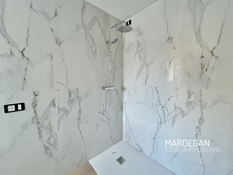 Scopri questo appartamento piano primo di nuova costruzione situato in un piccolo contesto reside...