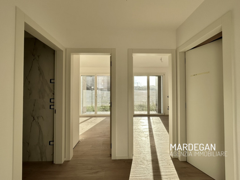 Scopri questo appartamento piano terra di nuova costruzione situato in un piccolo contesto reside...