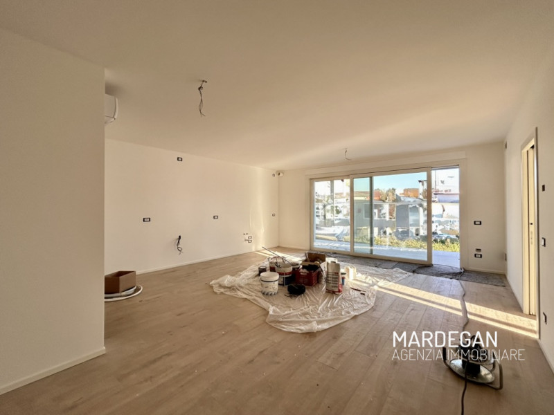 Scopri questo appartamento piano terra di nuova costruzione situato in un piccolo contesto reside...