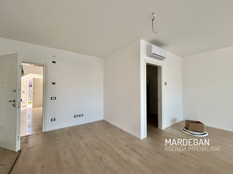 Scopri questo appartamento piano terra di nuova costruzione situato in un piccolo contesto reside...